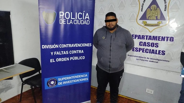 atlanticsurff's tweet photo. Detuvieron a quienes pusieron los afiches contra Cristina y allanaron su imprenta. Saben a quien pertenece? Al Kirchnerismo. Es la misma imprenta que le hizo la campaña en 2019. Se les cayó la operación, genios del voto. 👇👊💣🤘 https://t.co/2uIacwnWLt