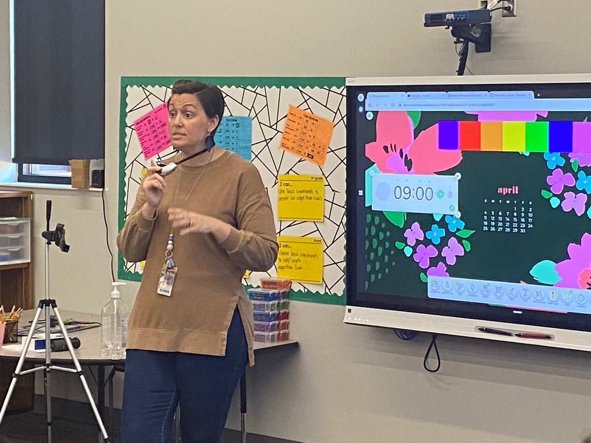 TLDalinger's tweet photo. UCO alum and super #edtech librarian Sarah Blair trains 3rd graders to use video production technology and green screens. @UCOLME candidates are seeing a great example of tech integration at Riverwood ES! @UCOCEPS @UCOBronchos @ucostlr https://t.co/RYXoKrWvFu