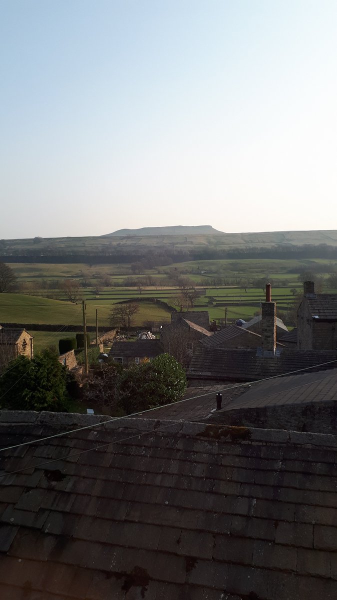 SueHarr15455249's tweet image. Our view from top floor of Skeldale House, Askrigg evening of 23 March