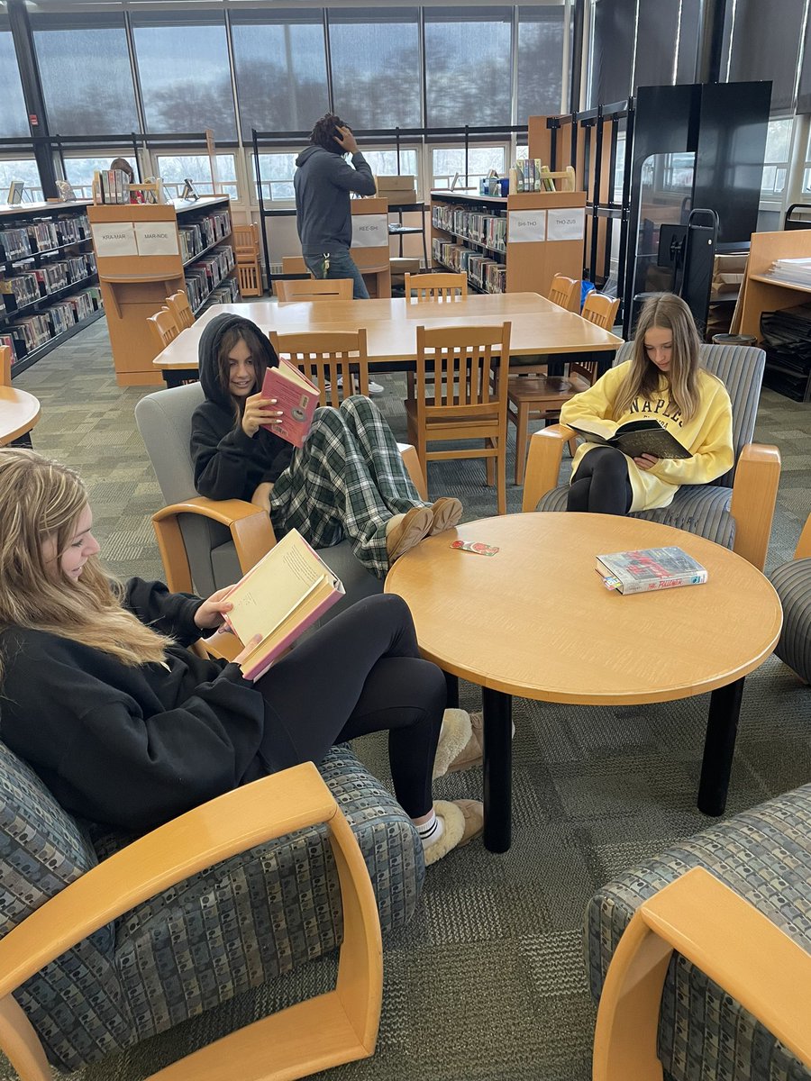 LibraryEms's tweet photo. Friday book talks are the best!
#booktalks https://t.co/6X2gIM75VG