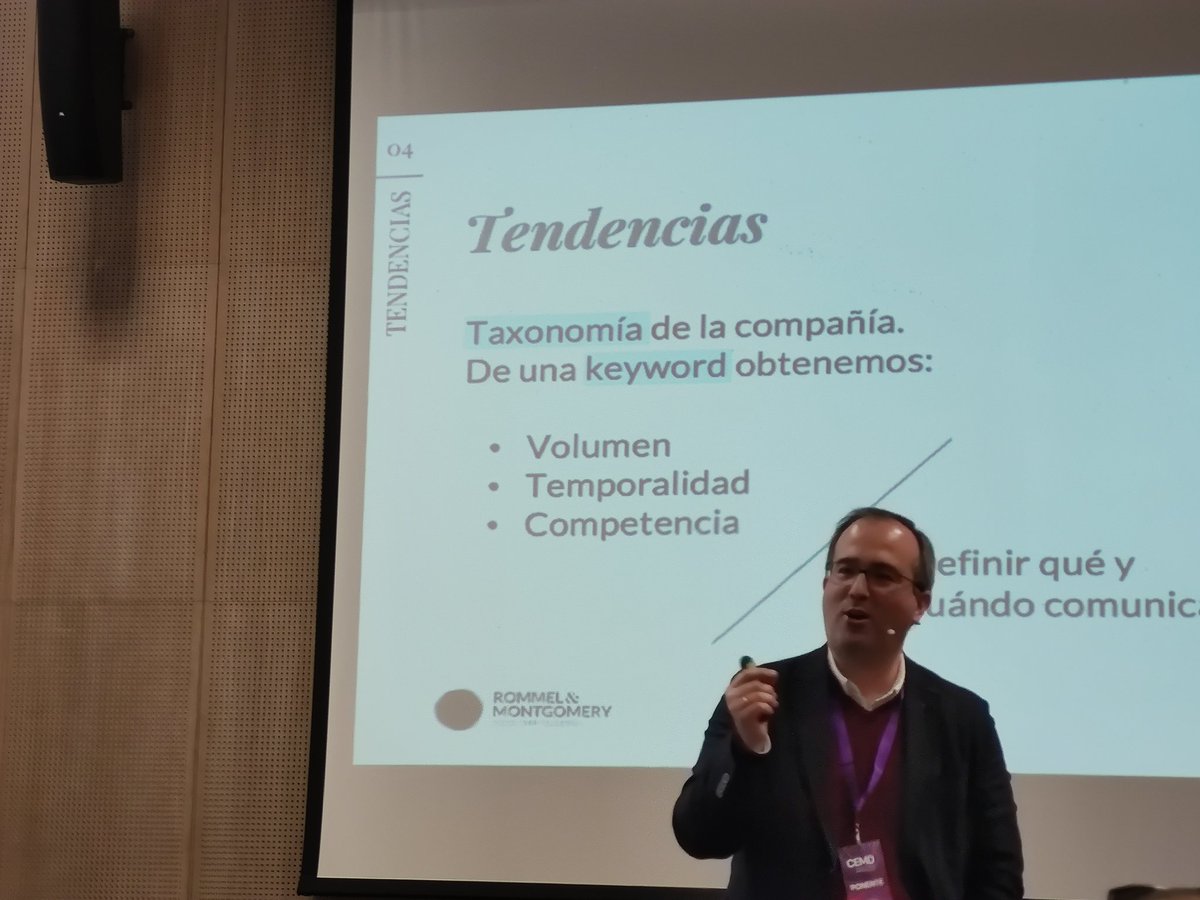 👉 Comienzan los talleres vespertinos en el #CEMD2022. Chema Martínez-Priego, de <a href="/roymo_es/">Rommel&Montgomery</a>, habla de los cuatro niveles del #marketingonline.