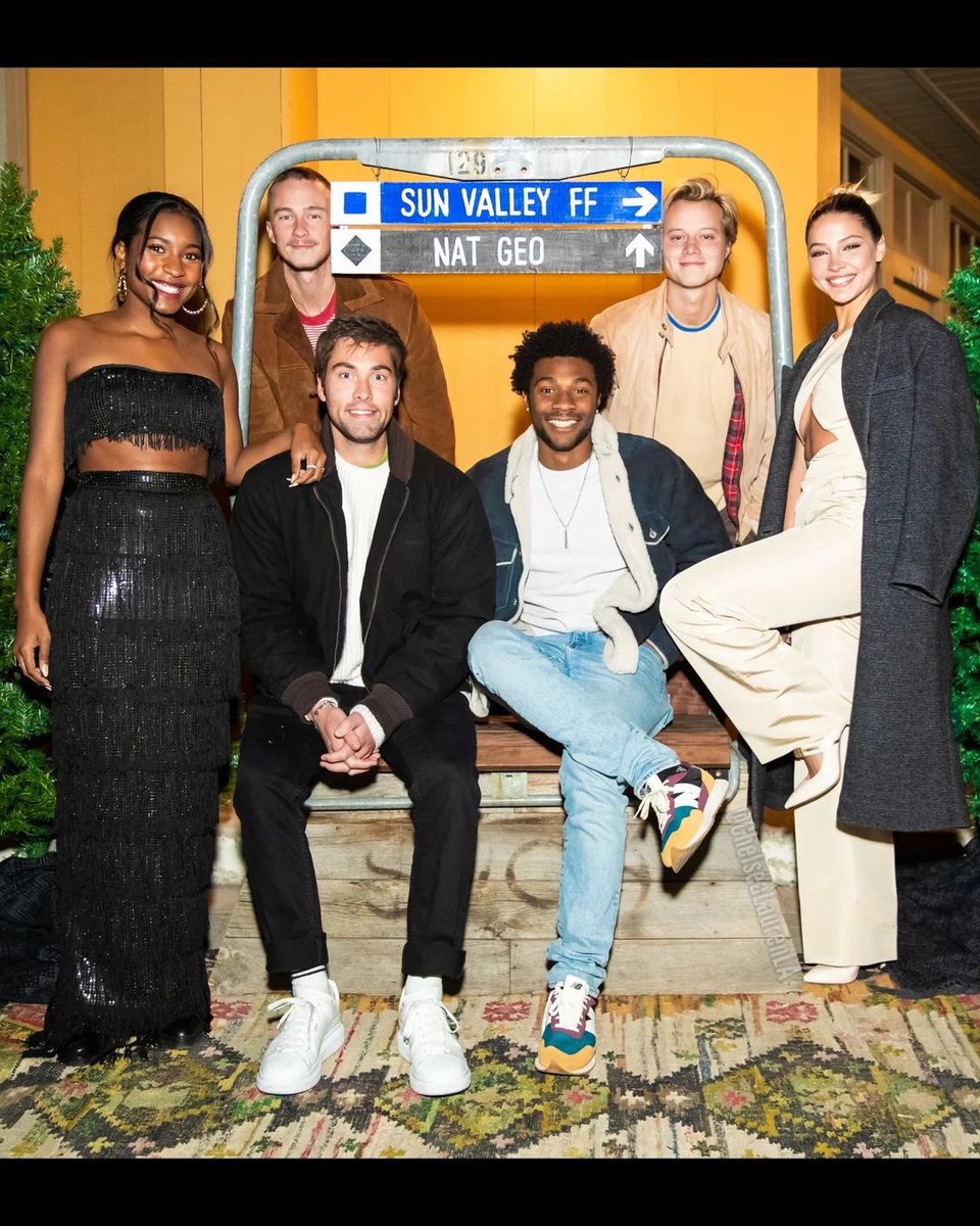 clineearchive's tweet photo. Madelyn Cline with Outer Banks cast at the 'Sun Valley Film Festival 2022' Party in Idaho! 🌈 https://t.co/wsMy4bMP2G