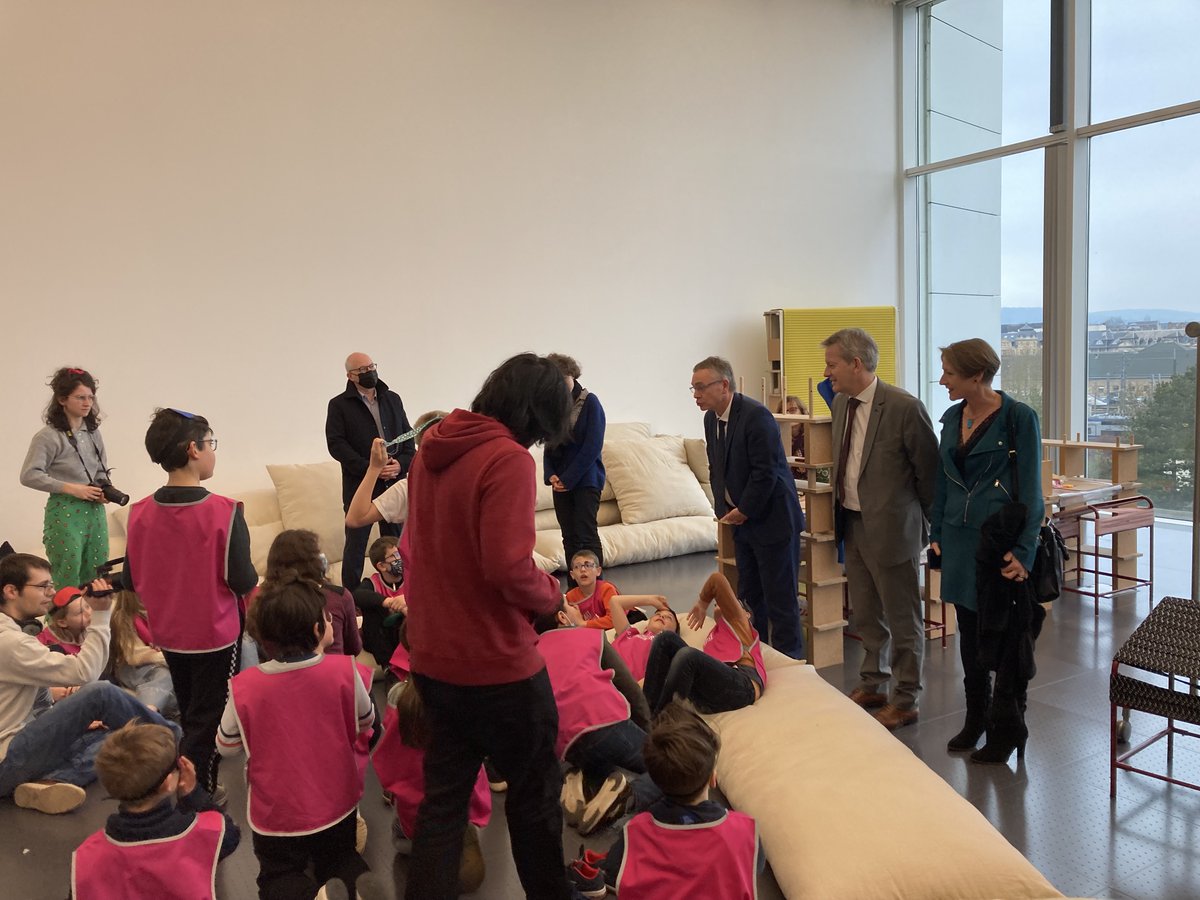 Dsden57's tweet photo. Visite ce matin de M. le Recteur @HuartJean et de M. le #DASEN57 au centre Pompidou Metz dans le cadre de l'exposition "L'Art d'apprendre".
En présence de Chiara Parisi, directrice du centre, Hélène Meisel, commissaire de l'exposition et des élèves de l'école d'Ars Laquenexy. https://t.co/9Bc8sBagGP