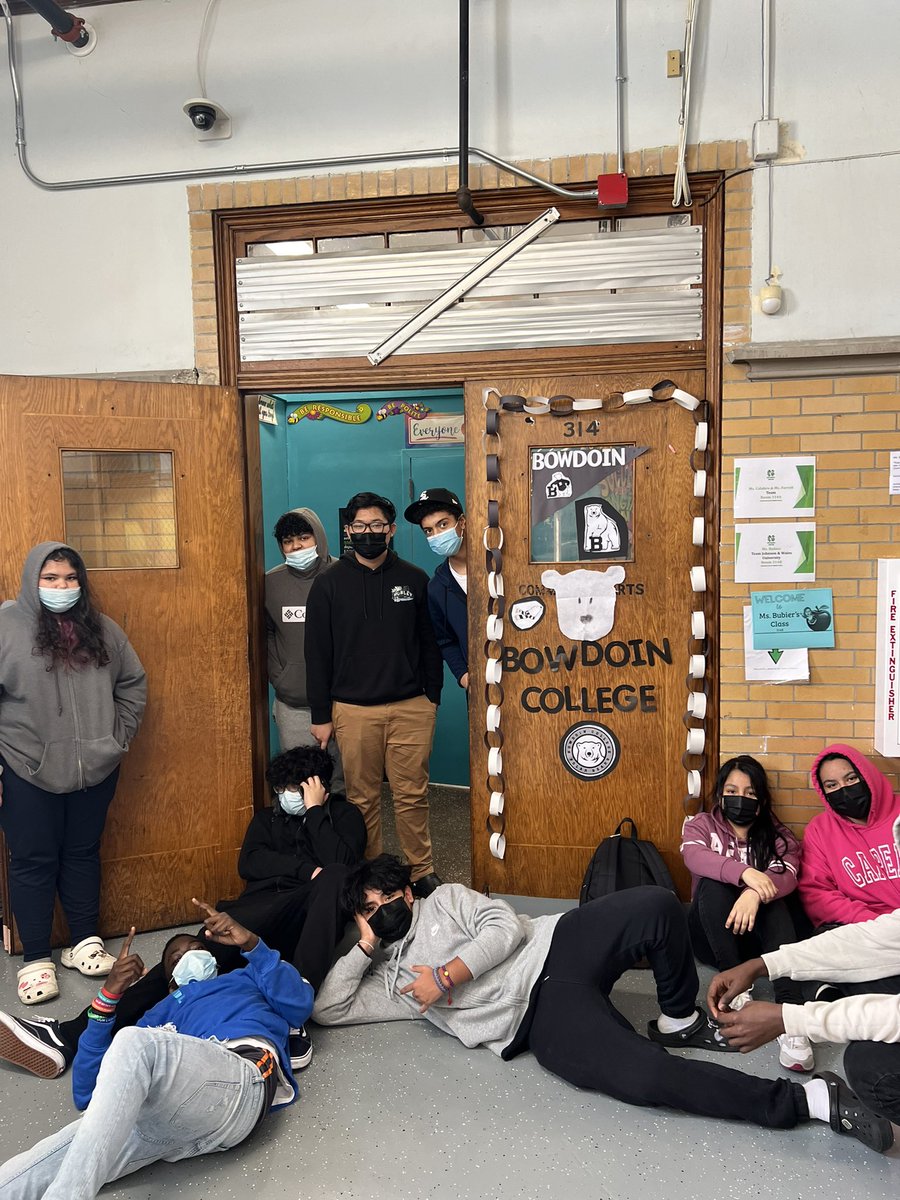 H_2run's tweet photo. College doors! #Advisory #bowdoincollege #ngms @NGreeneMidSch @DrSermons https://t.co/fTNFKJ7tZB