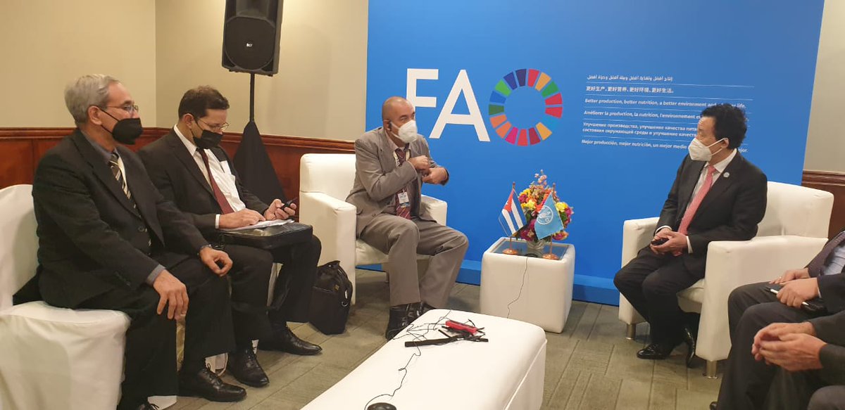 FAOCuba's tweet photo. #ÚltimoMinuto
🔵Delegación cubana 🇨🇺que participa en #LARC37 e integrada por @YdaelB, @CarlosFidelDOEI y @OrlandoDazRodr1, intercambia con Director General de la #FAO🇺🇳 @FAODG https://t.co/eMJUzczet8
