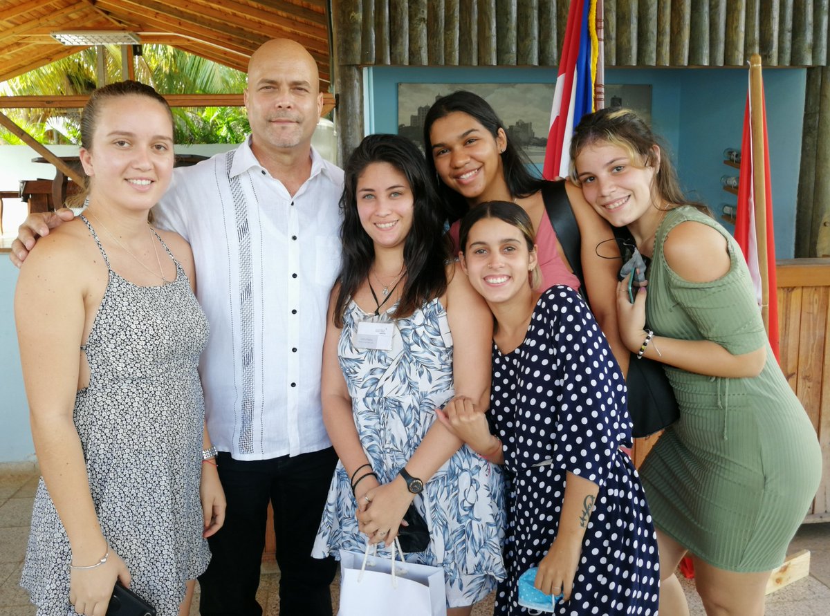 GHNordelo5's tweet photo. Estuvimos en conversatorio con jóvenes de los Laboratorios AICA, organizado por el Comité de Base de la #UJCdeCuba en saludo al #4deAbril #Cuba #VamosConTodo #CDRCuba #SomosDelBarrio https://t.co/6sMfTZdybO