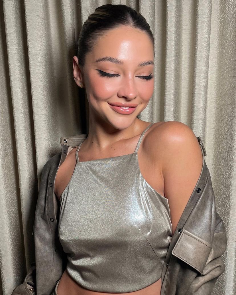 clineearchive's tweet photo. madelyn cline is gorgeous ✨ https://t.co/CW9IUhGQGK