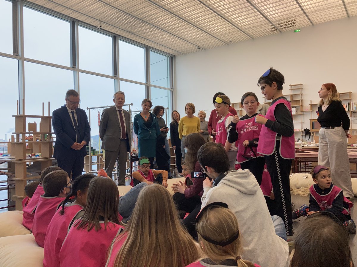 Dsden57's tweet photo. Visite ce matin de M. le Recteur @HuartJean et de M. le #DASEN57 au centre Pompidou Metz dans le cadre de l'exposition "L'Art d'apprendre".
En présence de Chiara Parisi, directrice du centre, Hélène Meisel, commissaire de l'exposition et des élèves de l'école d'Ars Laquenexy. https://t.co/9Bc8sBagGP
