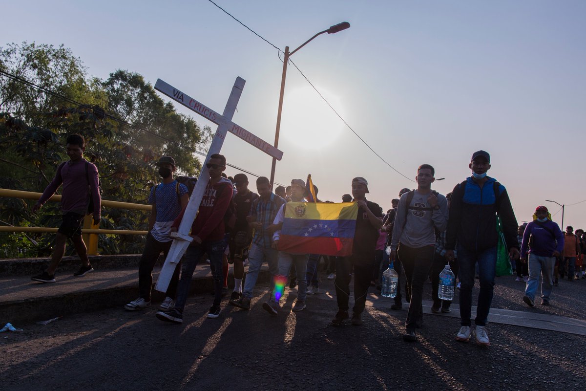 mneyid's tweet photo. On April 1, 2022,  at around 7 am (Mexico time) a new migrant caravan left Tapachula, Mexico towards Mexico City. Around 400 people took the first steps of what could be a 600miles + (or 1,000 km+) 2-month journey to Mexico City. https://t.co/4JpigmCnn7