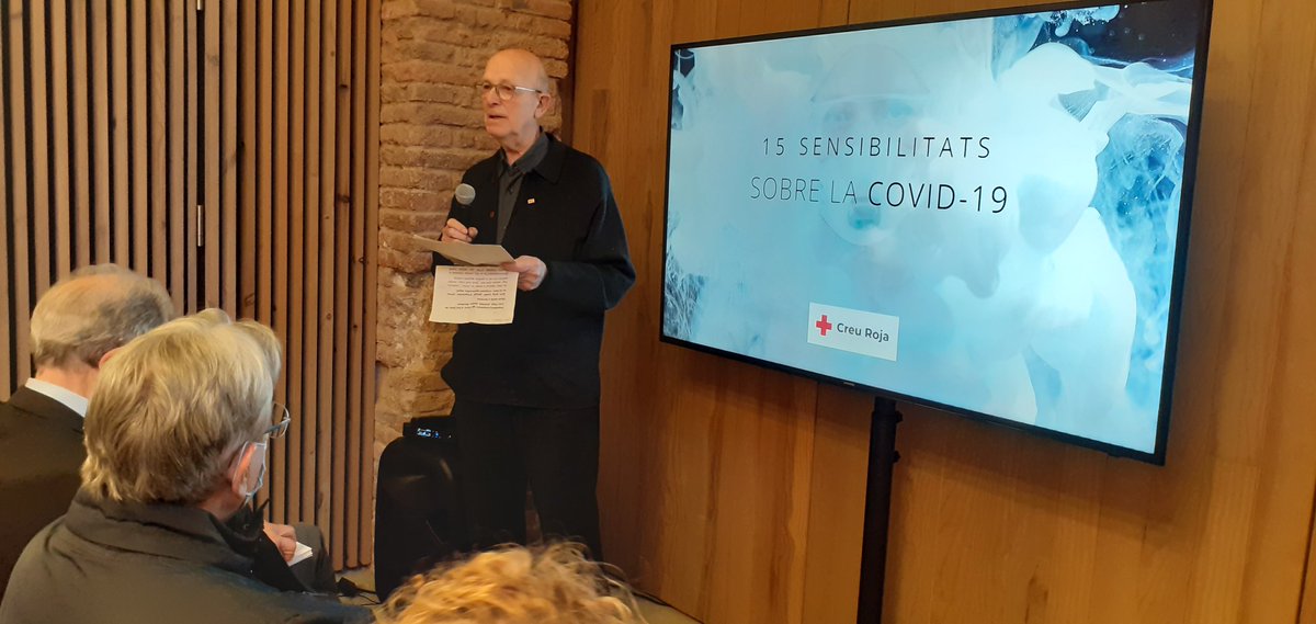 CreuRojaCAT's tweet photo. “Esperem que amb l’ajuda de tots plegats, cadascú dins les seves possibilitats, procurem aconseguir  la comprensió, l'amistat i la pau que, en aquest moment, tant necessitem".  Amat Las Heras, comissari de l’exposició i membre del Fons d’Art de la Creu Roja a Catalunya. https://t.co/GyaeJYLPQs