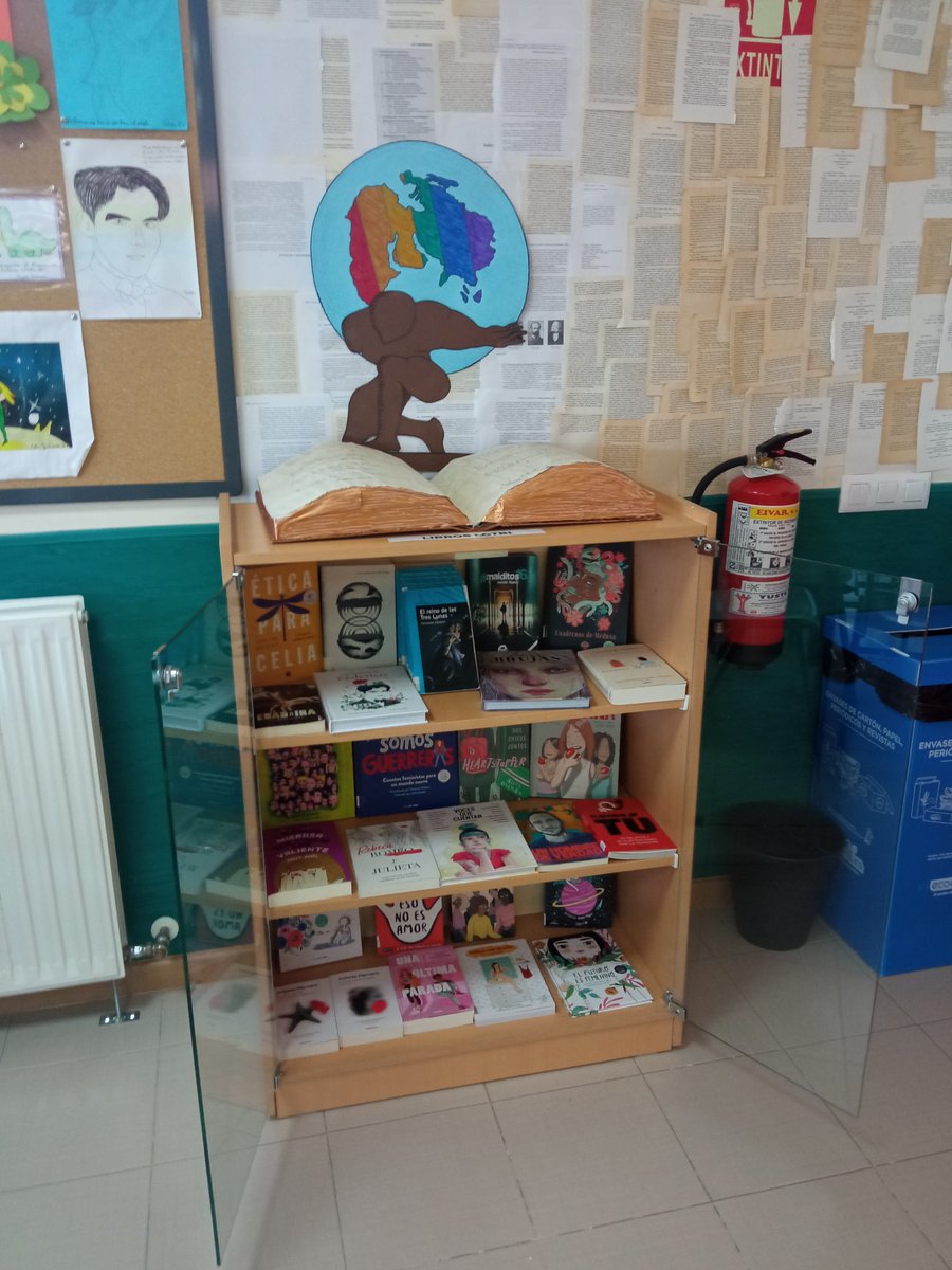 coperteca's tweet image. Inauguramos la nueva zona LGTBI en la biblioteca. Gracias a @laplumaparla por habernos acompañado