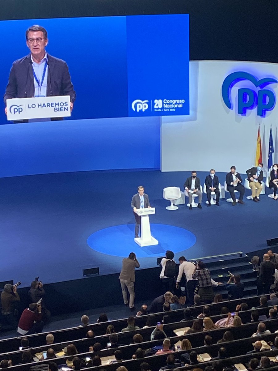 bcastrovidal's tweet photo. Asistiendo al Congreso Nacional del PP en representación de O Grove arropando a nuestro presidente @FeijooGalicia. #Preparados, #LoHaremosBien https://t.co/mqbbKUZsP3