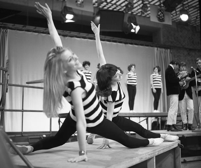TheCHPF's tweet photo. Get off your chair and stretch it out! It's the weekend! #tgif #gogodancing
Image: "New show Mickie a Go Go" by photographer Tom Bochsler. May 18 1965. Hamilton, ON
@chchtv @hamiltonlibrary #canadianheritage #photographyarchive #canadianarchives #thechpf https://t.co/v7UcANv74q