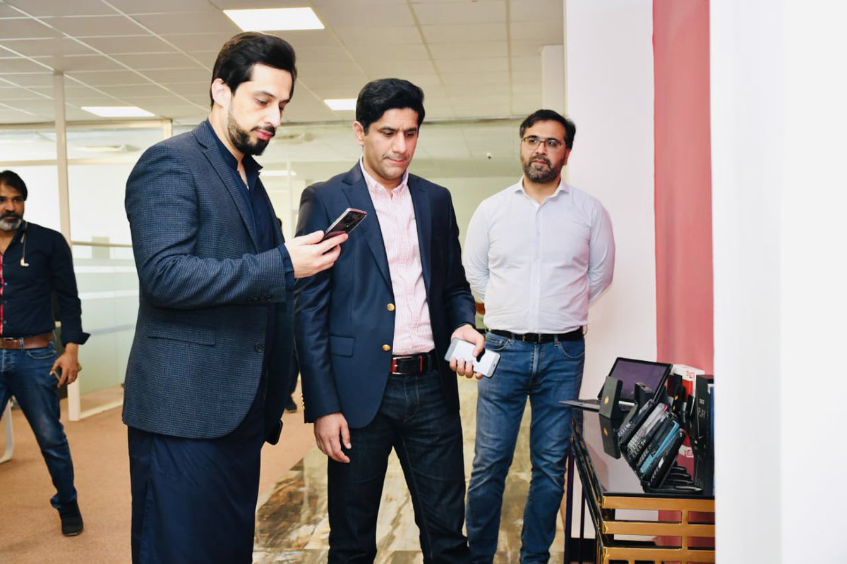 SardarAbubakr's tweet photo. Nothing rejuvenates the soul quite like Made in #Pakistan! Was great visiting DIGIT, where affordable #smartphones are being made for 🇵🇰 in 🇵🇰. We must evolve into a producer of tech &amp; smartphones must be the backbone of any #digitisation agenda! @MobilinkBank @Kaan_Terzioglu https://t.co/0npsnZe6u3