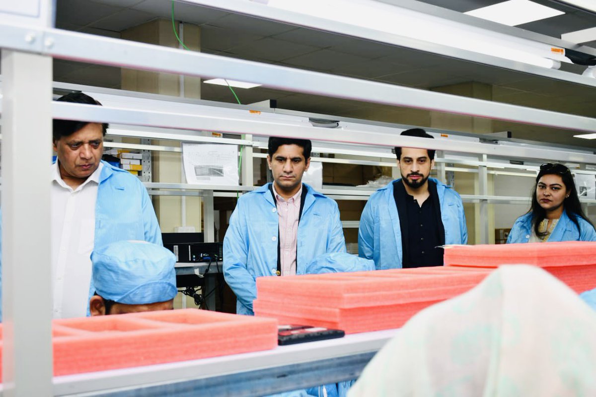 SardarAbubakr's tweet photo. Nothing rejuvenates the soul quite like Made in #Pakistan! Was great visiting DIGIT, where affordable #smartphones are being made for 🇵🇰 in 🇵🇰. We must evolve into a producer of tech &amp; smartphones must be the backbone of any #digitisation agenda! @MobilinkBank @Kaan_Terzioglu https://t.co/0npsnZe6u3