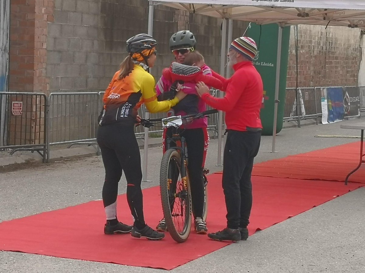 montmaneu494's tweet photo. .
Ens encanta veure com les famílies al complet disfruten d’una jornada de ciclisme a la @montmaneu494

Visca el @ciclismefemeni !!!

📸 Cristina Pallàs Almenara

@esportfemenilleida
@ciclismefemenilleidata https://t.co/FHmL4R8GQH