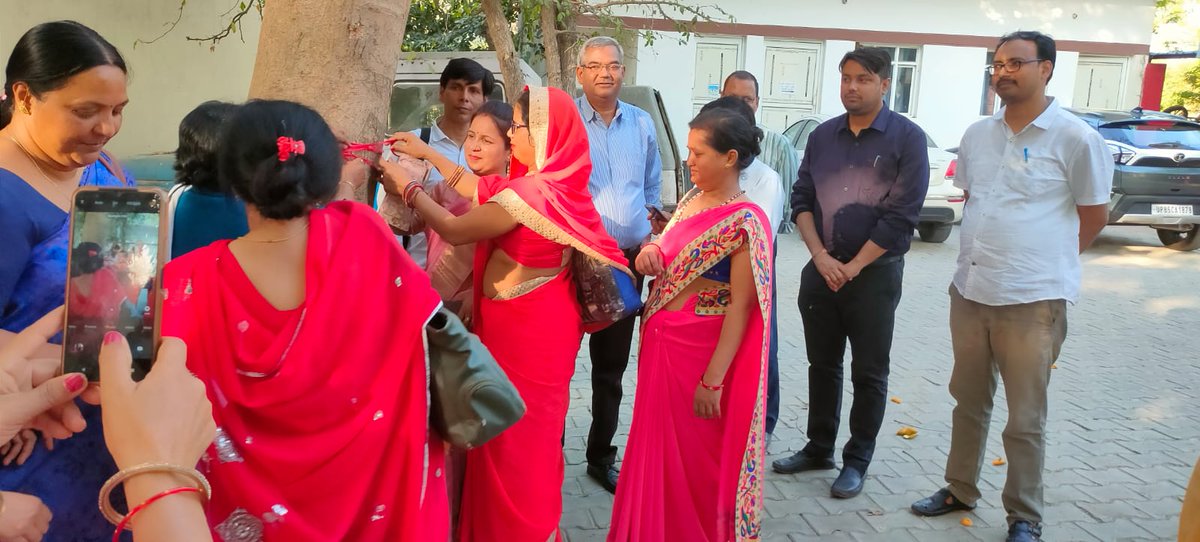 prabhatmisra's tweet photo. In #Mathura, AD @SavingsMathura, Distt Probation Officer, Distt Panchayat Raj Officer, Distt Social Welfare Officer, Distt Backward Welfare Officer, Distt Program Officer & Project Officer #NEDA organised @RedTapeMovement on my call for #AprilCoolDay on #1stApril. Thx to All. https://t.co/2c38ljqjPH