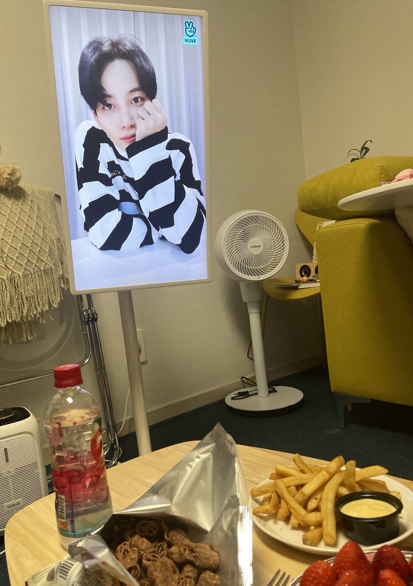 serodozer's tweet photo. 아니 친구 집 왔는데@스탠바이미 저거 뭐야 ... 오타쿠 최적화 아이템이네 미쳣네 레알 눈앞에있음 ( 저 팬덤 아님)( 귿데도 미칠거같음) https://t.co/Ckmo1TK81c