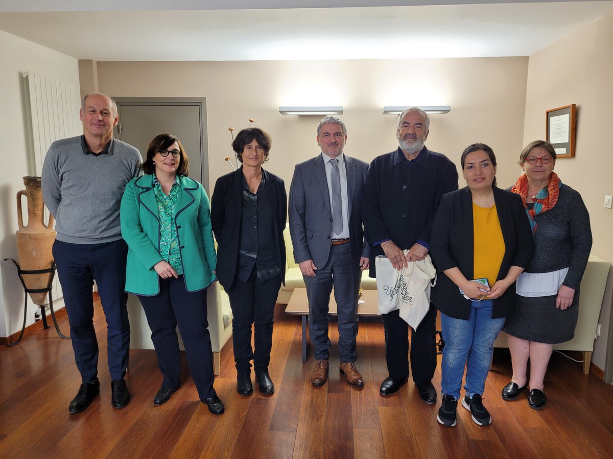 yvanauguet's tweet photo. Rencontre émouvante avec M. Joya, réfugié afghan, nouvellement recruté à l'@upvd1. Ce chercheur spécialiste de l'histoire et de la culture afghane a fui son pays pour préserver sa vie et celle de sa famille. Touché par sa situation, je suis heureux de l'accueillir. #Solidarité https://t.co/xWheM09Mou