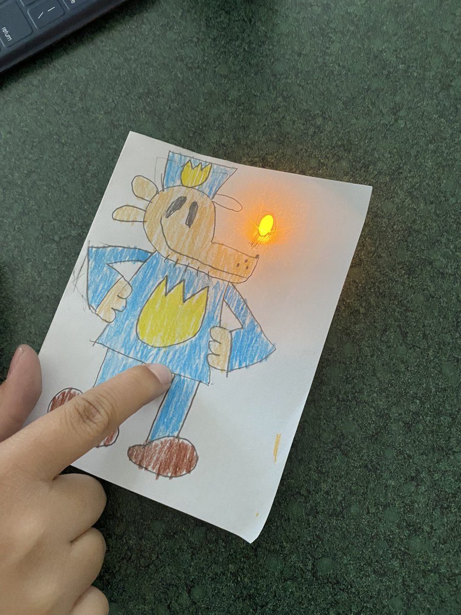 beth_frantz's tweet photo. 4th graders @HowellTwpArdena are sparking their creativity by making paper circuits in media! @PFlaherty10 https://t.co/76aksITONy