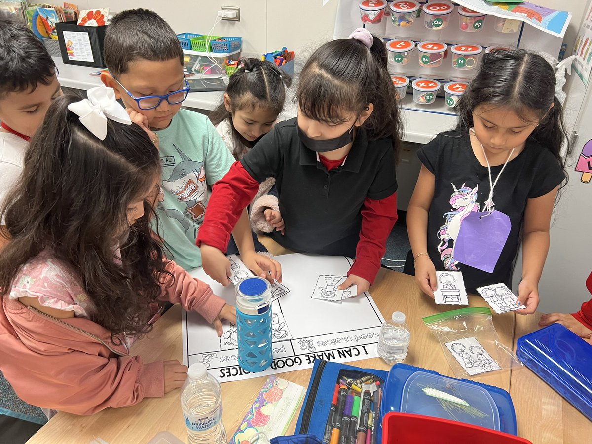 bksanchez7's tweet photo. Students working as a team!#guidancelesson @Magrill_AISD @TwianaCollier @Counseling_AISD @ms_ramos19 https://t.co/SpkPO3zCEF