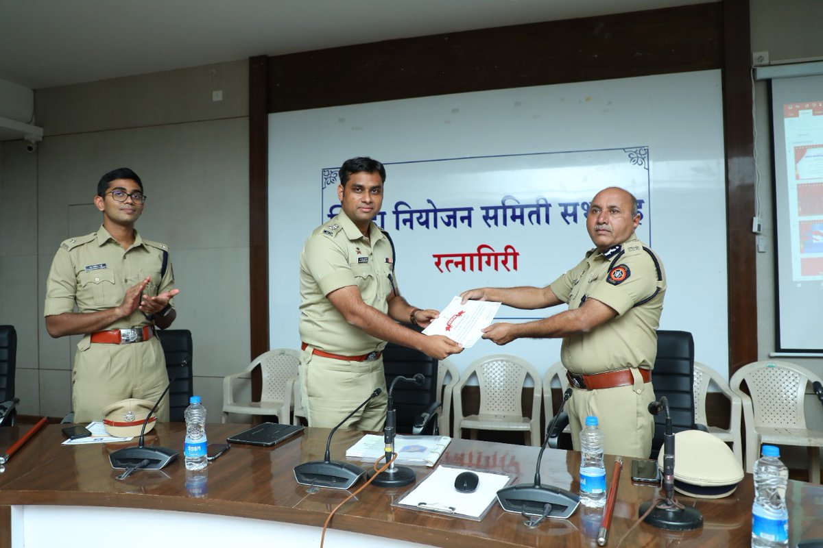 RatnagiriPolice's tweet photo. @DGPMaharashtra #GoodWorkDone #BestDetection #CertificateDistribution #Ratnagiri #RatnagiriPolice https://t.co/xwcsDX0VEn