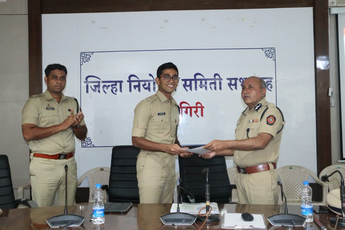 RatnagiriPolice's tweet photo. @DGPMaharashtra #GoodWorkDone #BestDetection #CertificateDistribution #Ratnagiri #RatnagiriPolice https://t.co/xwcsDX0VEn