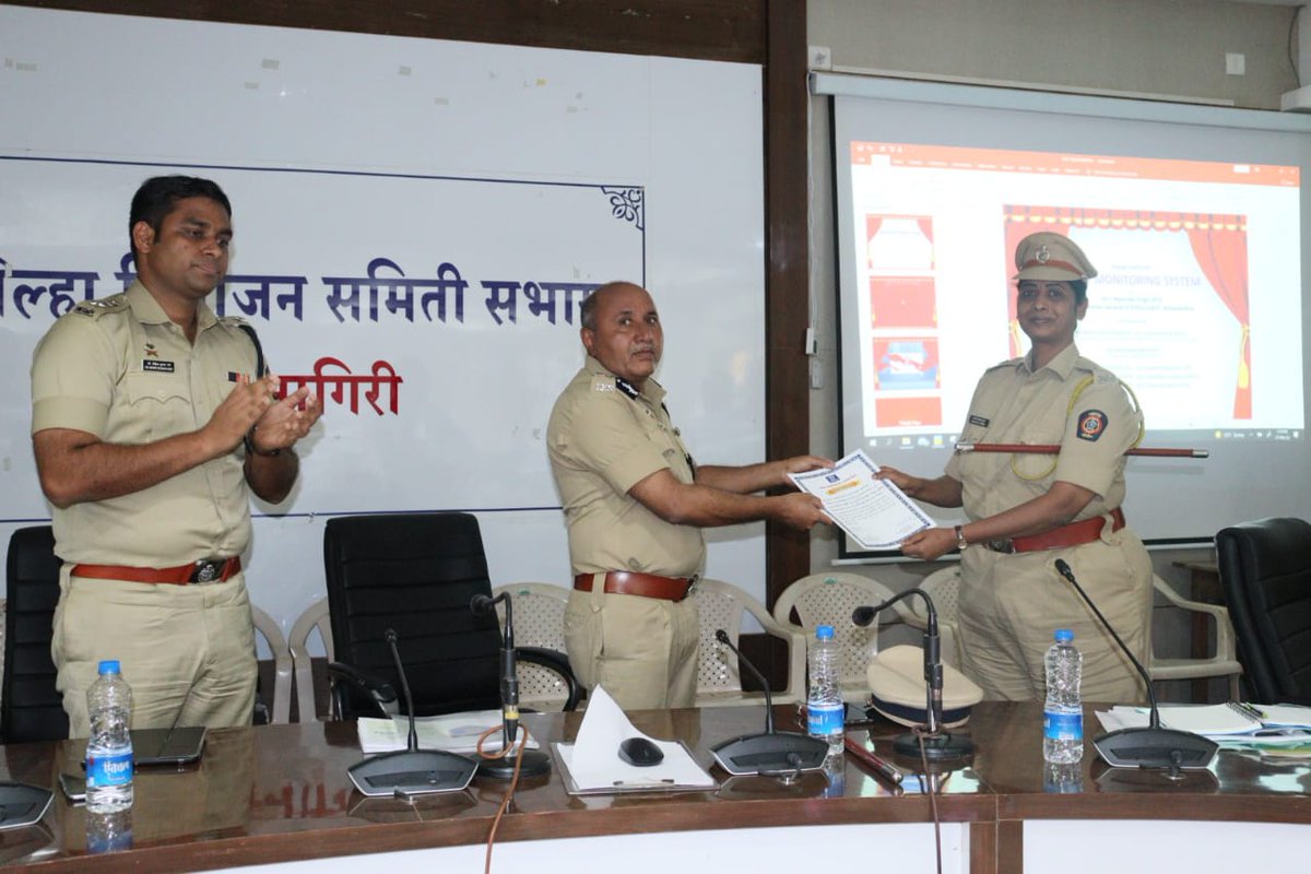 RatnagiriPolice's tweet photo. @DGPMaharashtra #GoodWorkDone #BestDetection #CertificateDistribution #Ratnagiri #RatnagiriPolice https://t.co/xwcsDX0VEn