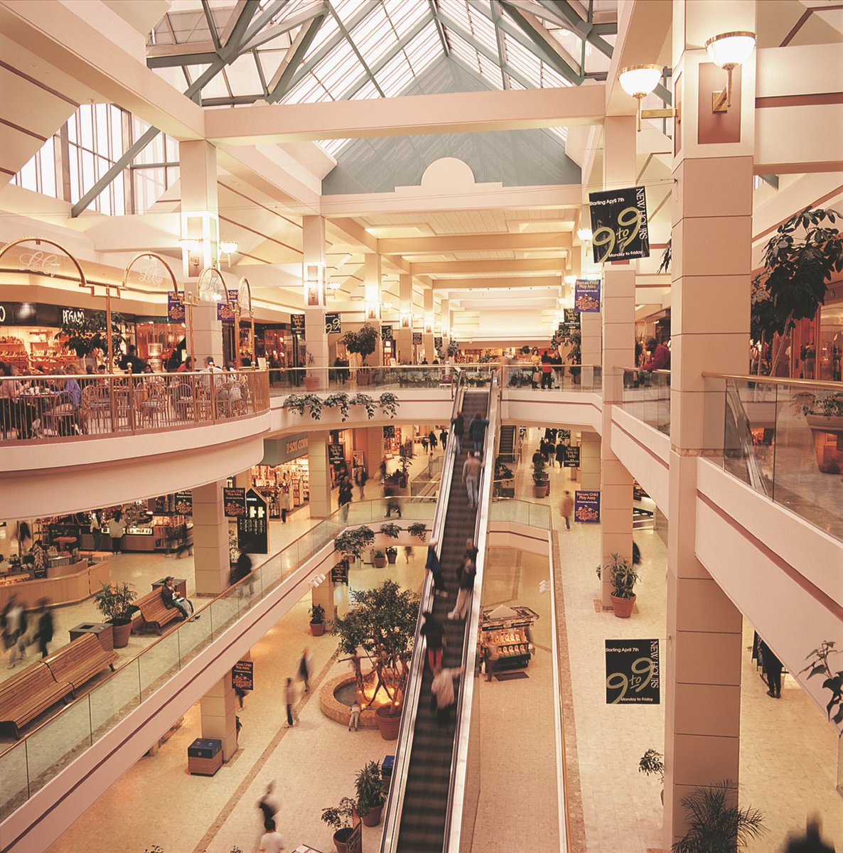 BayshoreOttawa's tweet photo. For your shopping convenience Bayshore is extending our shopping hours! Effective Friday April 1st. What better way to celebrate than sharing this #FlackbackFriday.
Monday to Saturday 9am-9pm
Sunday’s 10am-6pm https://t.co/2zW16UJCyY