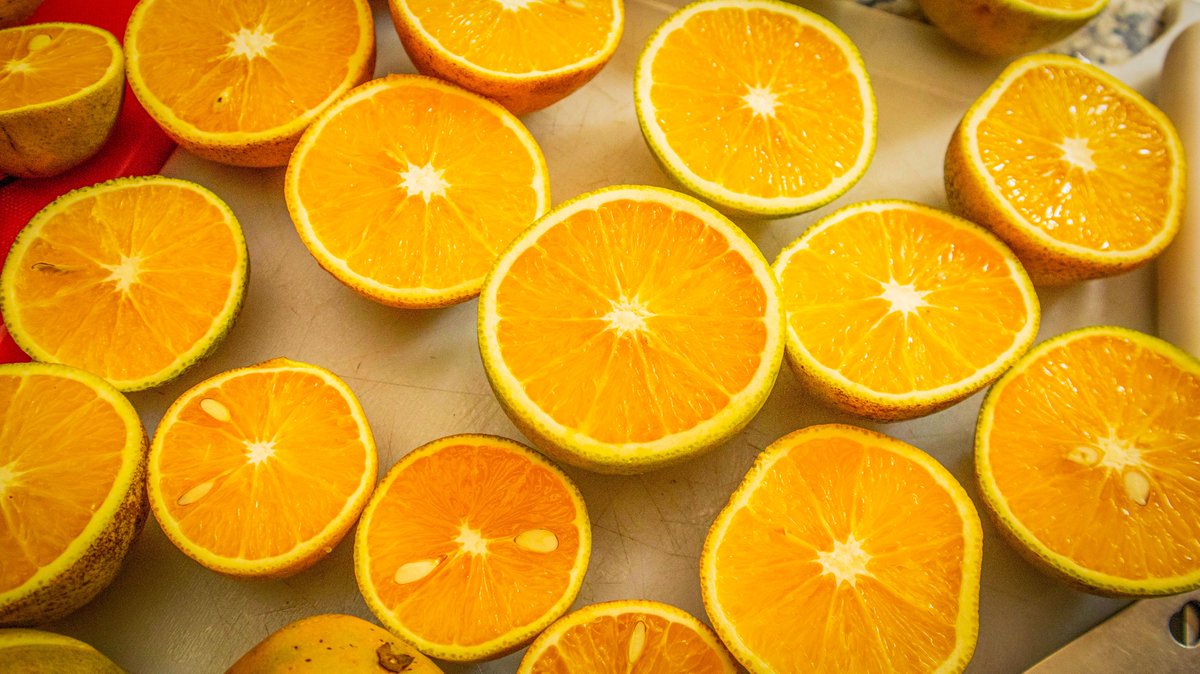 landnkitchen's tweet photo. I hope your day was as beautiful as these oranges?

We have really great orange juice and many more 😋
#AbujaTwitterCommunity https://t.co/v3vV2gl3IU