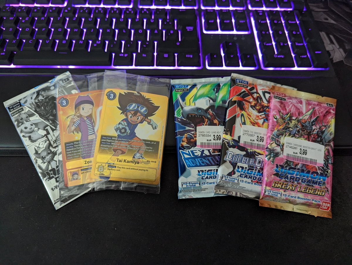 deemon_yt's tweet photo. Die liebe @uwunjo hat mir Booster mitgebracht. Die Angestellten im Laden mussten wohl ein neues Display öffnen und weil sie nicht wissen, was sie mit den "komischen Einzelkarten" machen sollen, die immer dabei sind, hat Anni die einfach so bekommen. 🤯 https://t.co/7DvXpTm1G8