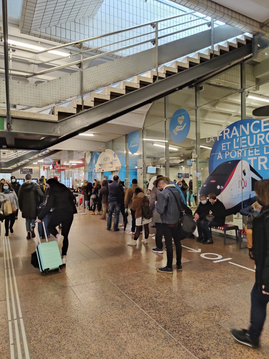 NathanLeroux's tweet photo. Acheter un abonnement @SNCF : commencez par aller sur l'appli ou le site SNCF CONNECT, ah ça bug, achat impossible. Tentez votre chance en gare de Lyon Perrache, ah non aucun guichet ouvert (COVID). Rendez vous en gare de Part Dieu : 1 guichet ouvert. Mince j'ai raté mon train https://t.co/NrntuTZonL