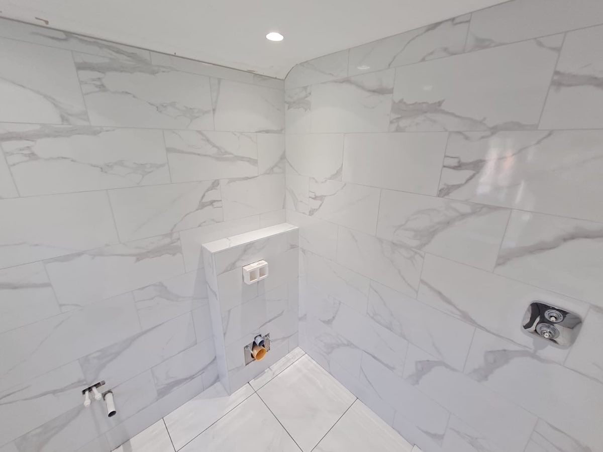 ASTTILEANDSTONE's tweet photo. Marble is having its moment! We recently completed two beautiful bathrooms installing marble effect porcelain tiles for a customer in Camberley. https://t.co/AOaHcqYOLR