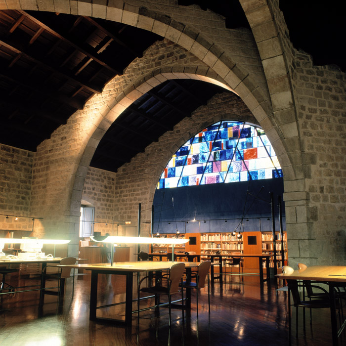 BiblioCatalunya's tweet photo. #RaconsBC L’actual Sala Prat de la Riba, antiga Sala de Sant Joan, està destinada a la investigació dels fons més antics i valuosos del patrimoni de la BC. L’espai s’il·lumina, en part, gràcies a un gran vitrall modern, obra de Xavier Aballí, de 1996 https://t.co/WfluaDeLY0