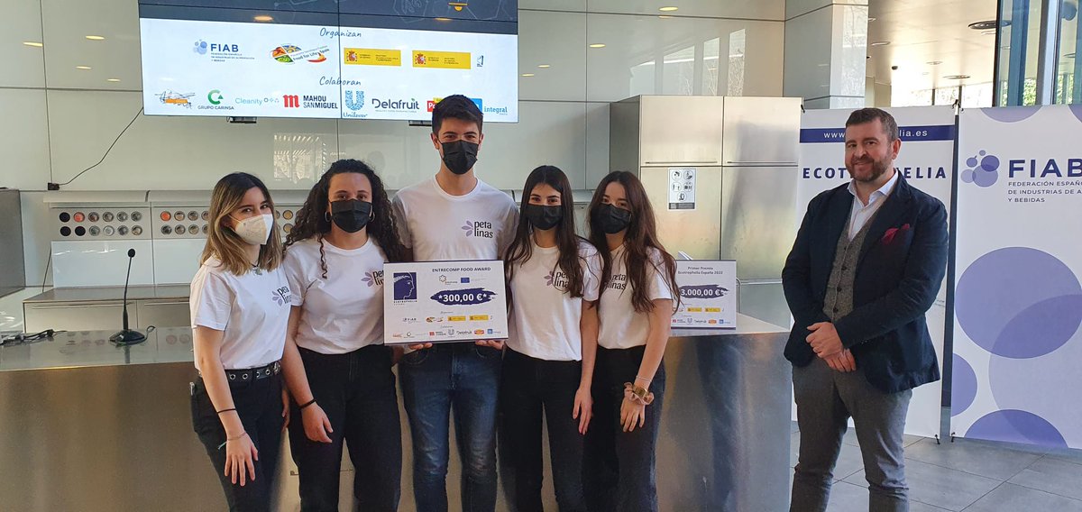 esFIAB's tweet photo. 👉 @petalinas, de @UPV, gana el Premio Emprendimiento @Ecotrophelia_ES @CompEntre.

Entrega el Premio Eduardo Cotillas, director de I+D+i de FIAB. https://t.co/kGJ7nYvfZX