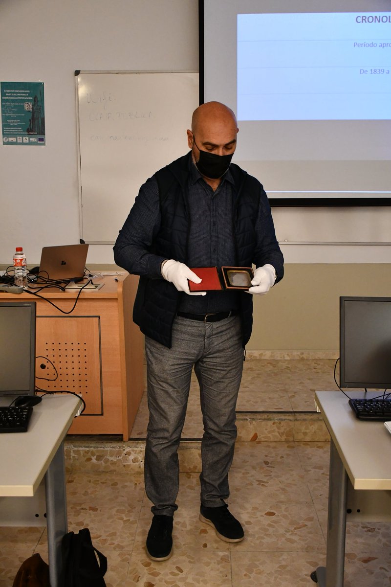 HumanidadesC's tweet photo. Apreciamos diverso material fotográfico para visualizar y comprender la evolución fotográfica a lo largo de la Historia y su importancia en la disciplina como herramienta de proporción de información. https://t.co/9qZj2Ns0ec