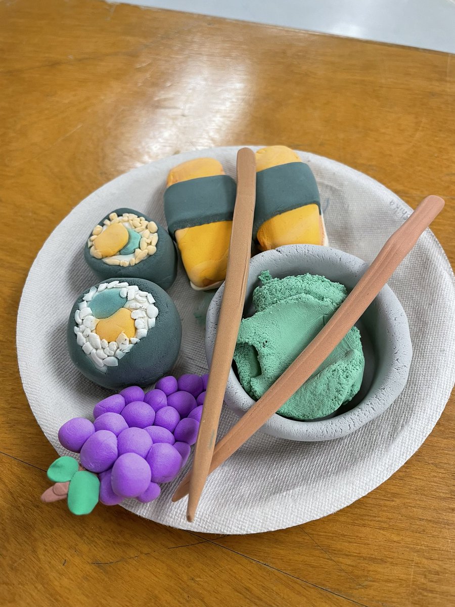 mwilliamson10's tweet photo. 7/8W created beautiful and realistic food sculptures using @crayola model magic, creativity and patience @RosevillePSWind https://t.co/swGg3VWwQo