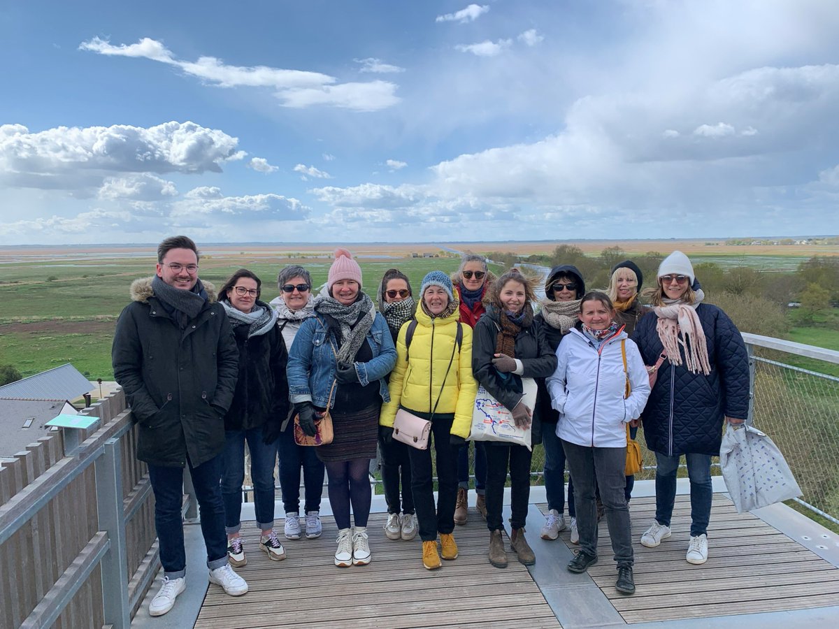 VisitStNazaire's tweet photo. Les équipes de @dest_rennes et du @levoyageanantes
sont à #SaintNazaire et en #Brière pour tester l’itinéraire touristique 🚲Traversée moderne d’un vieux Pays - Voyage en #Bretagne… Renversant 🙃 !
#SaintNazaireRenversante #TMVP #SaintNazaireTourisme #LoireAtlantique #LVAN https://t.co/Y6f6rpawYE