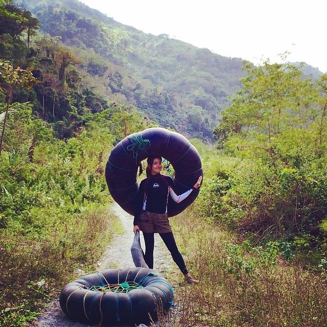 IWitnessGMA's tweet photo. Taong 2014, sa docu ni @karadavid na "Daang Ilog", rumaragasang ilog ang hinaharap ng mga kabataang Mangyan para maibaba ang kanilang mga kalakal mula bundok papunta sa bayan.
Makalipas ang walong taon, naabot na kaya ng kalsada ang kanilang liblib na sitio? #IWitness #BalikIlog https://t.co/vdUsAVVQoh