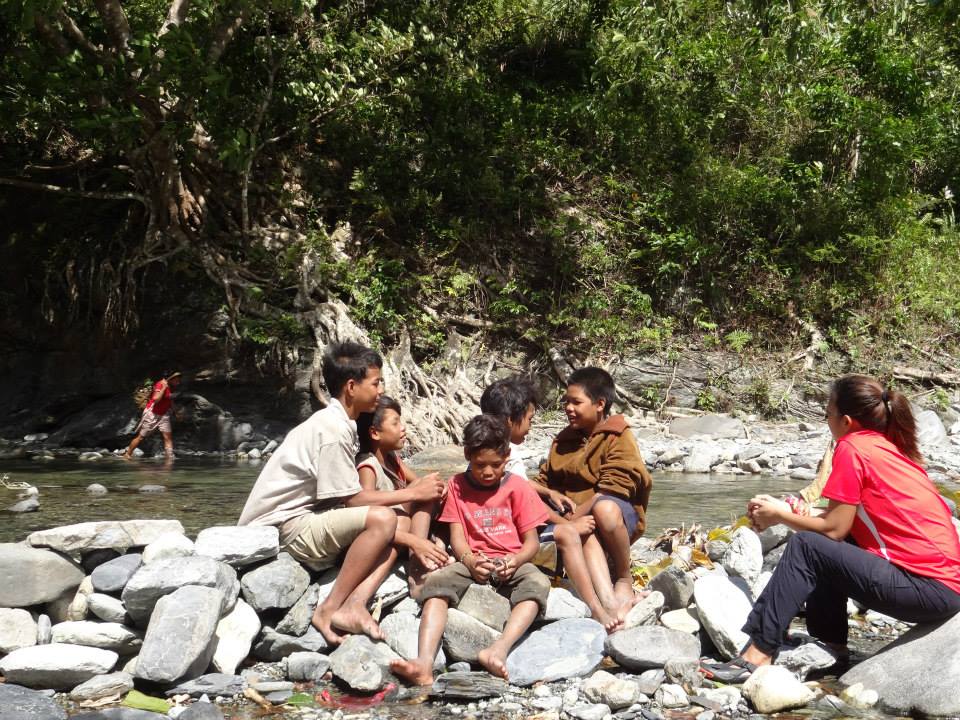 IWitnessGMA's tweet photo. Taong 2014, sa docu ni @karadavid na "Daang Ilog", rumaragasang ilog ang hinaharap ng mga kabataang Mangyan para maibaba ang kanilang mga kalakal mula bundok papunta sa bayan.
Makalipas ang walong taon, naabot na kaya ng kalsada ang kanilang liblib na sitio? #IWitness #BalikIlog https://t.co/vdUsAVVQoh