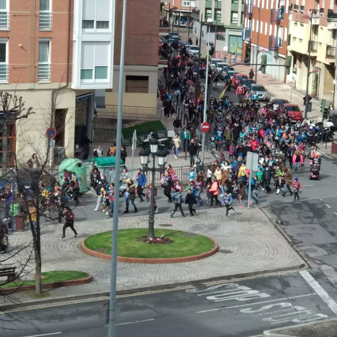 barakaldo_eus's tweet photo. Gure #txikitxo-ek eta beraien #guraso-ek #ArteagabeitiaZuazo-ko kaleak hartu dituzte #euskara-rekin bat egiteko!! Zirraragarria!!! 😍😍😍
#22Korrika laster izango da #Barakaldo-n!! Egon adi!! 😉😉
#22Korrika #BarakaldoEuskaraz #Hitzekin https://t.co/2WZMCDClZW