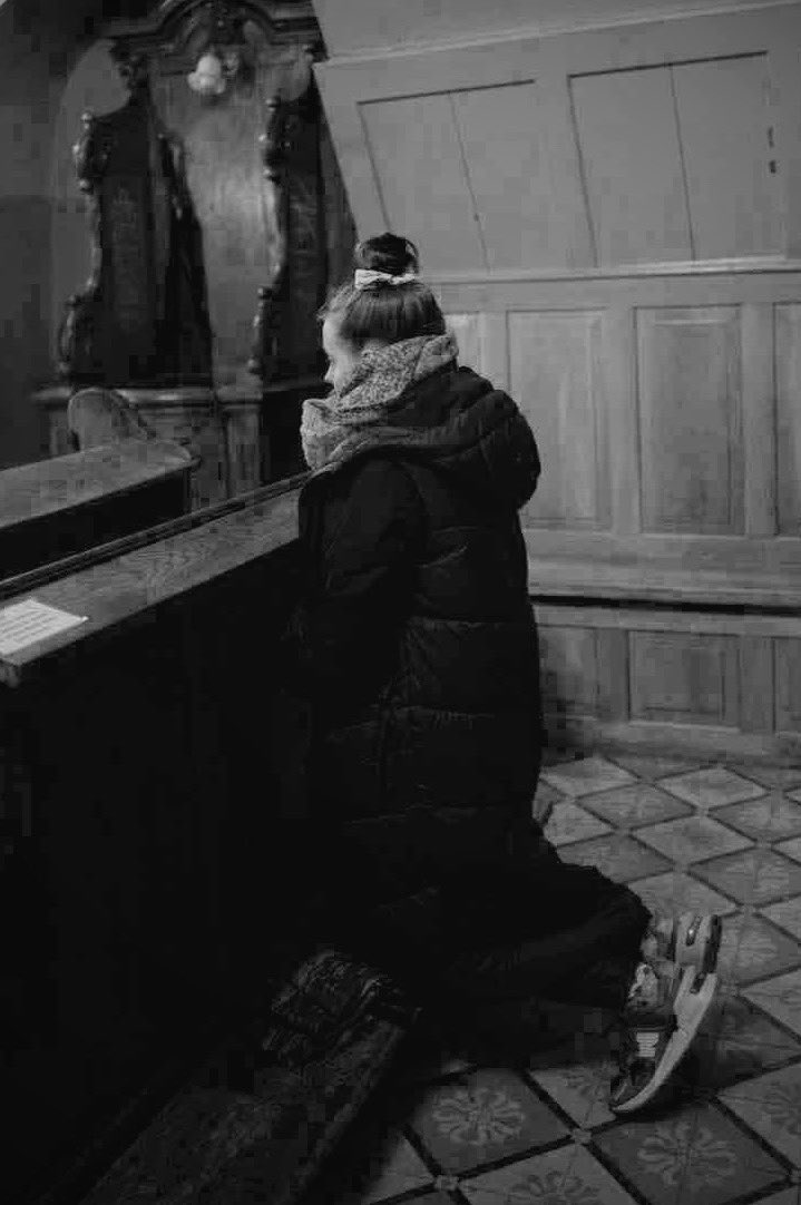 Ukrainian Refugee praying. #StandWithUkriane #Ukraine️ #PrayForUkraine #SlavaUkraine #UkraineRussiaWar #UkraineUnderAttaсk