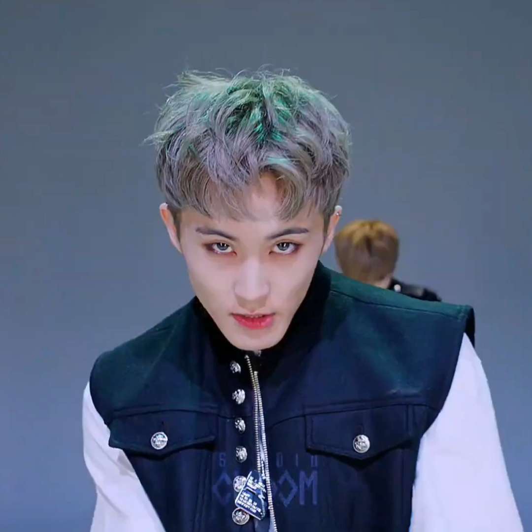 0802lees's tweet photo. his gaze https://t.co/KHwK5dRRxQ