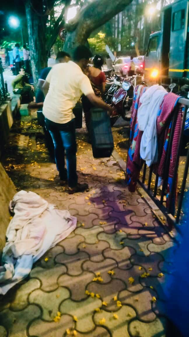 lramovement's tweet photo. LRA Hawkers Eviction Operation II 1/4/22 Encroachment Dept of @mybmcWardRS 2nd major action on illegal Hawkers at Circle at 6.30pm today. Surprise Raid conducted again under leadership of Shri Saif Sayed himself &amp; Team
https://t.co/ppXaK01bnK
@mybmc
@BhatkhalkarA 
@iGopalShetty https://t.co/xxXenLXuN1