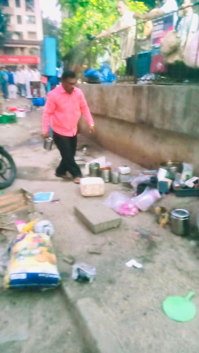 lramovement's tweet photo. LRA Hawkers Eviction Operation II 1/4/22 Encroachment Dept of @mybmcWardRS 2nd major action on illegal Hawkers at Circle at 6.30pm today. Surprise Raid conducted again under leadership of Shri Saif Sayed himself &amp; Team
https://t.co/ppXaK01bnK
@mybmc
@BhatkhalkarA 
@iGopalShetty https://t.co/xxXenLXuN1