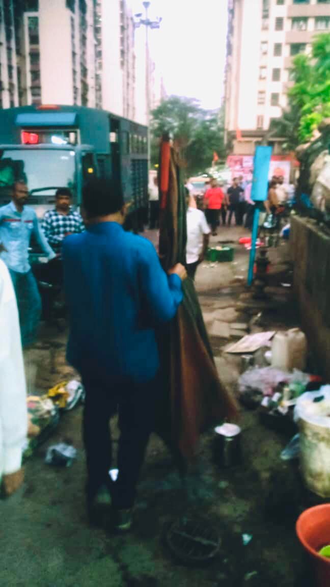 lramovement's tweet photo. LRA Hawkers Eviction Operation II 1/4/22 Encroachment Dept of @mybmcWardRS 2nd major action on illegal Hawkers at Circle at 6.30pm today. Surprise Raid conducted again under leadership of Shri Saif Sayed himself &amp; Team
https://t.co/ppXaK01bnK
@mybmc
@BhatkhalkarA 
@iGopalShetty https://t.co/xxXenLXuN1