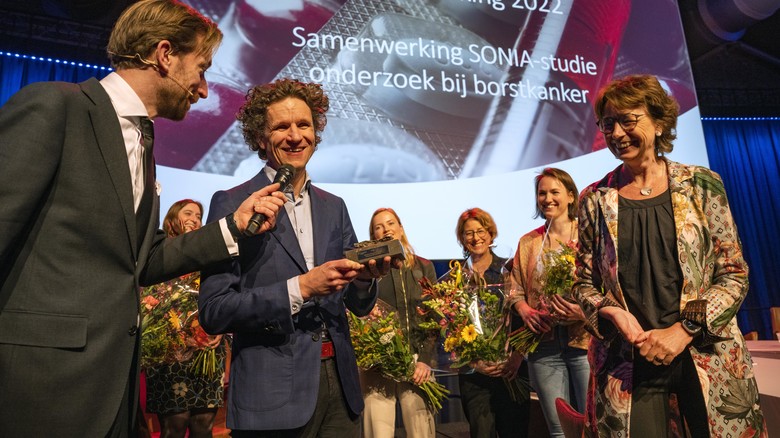 Het onderzoeksteam van de SONIA-studie - over inzet van CDK4/6-remmers bij borstkanker - ontving gisteren de <a href="/ZonMw/">ZonMw</a> Parel 'voor de manier waarop de studie is opgezet en wordt uitgevoerd.' <a href="/ZNnieuws/">Zorgverzekeraars Nederland</a>  zonmw.nl/nl/actueel/par… Het IKNL-trialbureau ondersteunt de SONIA-studie.