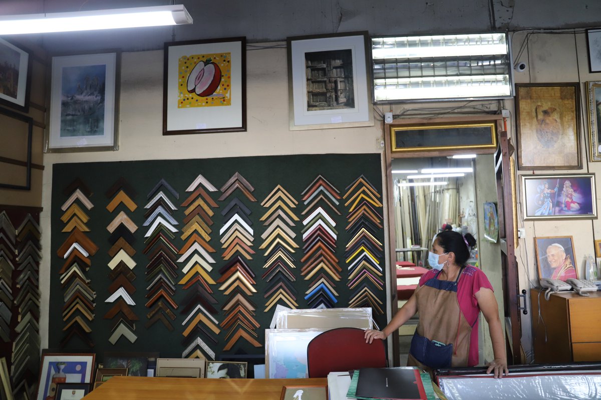 Gracias al Fondo Revive Estación Central, Rosa y Alexander, compraron maquinaria e insumos para su tienda, ABC del Marco. A través de una inversión global de 240 millones de pesos, financiados por la Subdere, 66 beneficiari@s potenciaron sus emprendimientos en Estación Central