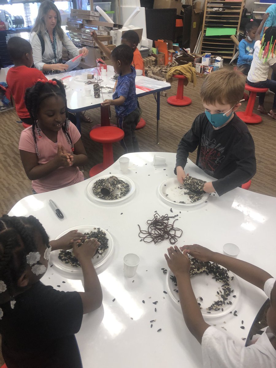 PreK students took a trip to the STEAM Makerspace and made bird feeders to take home and place in trees!  @LESSTEAMCOACH #LESRainbowMoments #messylearningisstilllearning