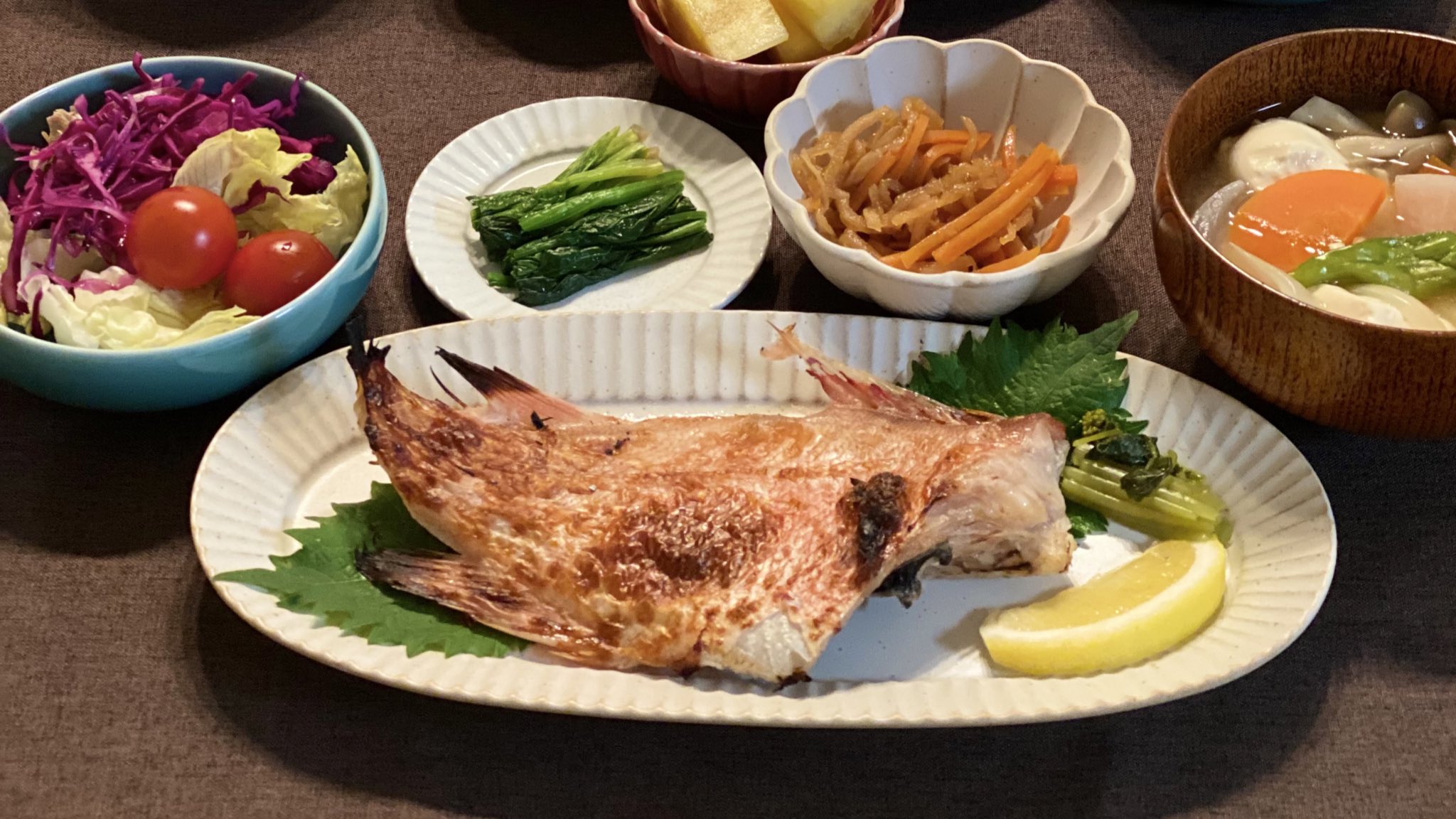 みその 赤魚の粕漬け 近所のスーパーでお安くなっていたのを焼いただけ 赤魚の薬膳的な効能は分からないけど 意外と色々な栄養素を含んでいるらしいです 今日はちゃんと白ごはんに合うメニューになってるよね T Co Bwoahurdlx Twitter